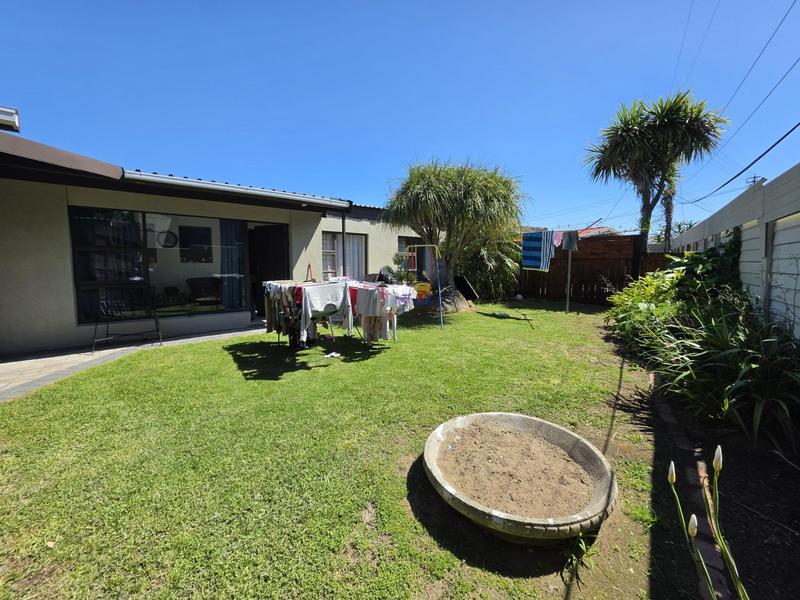To Let 4 Bedroom Property for Rent in Blomtuin Western Cape
